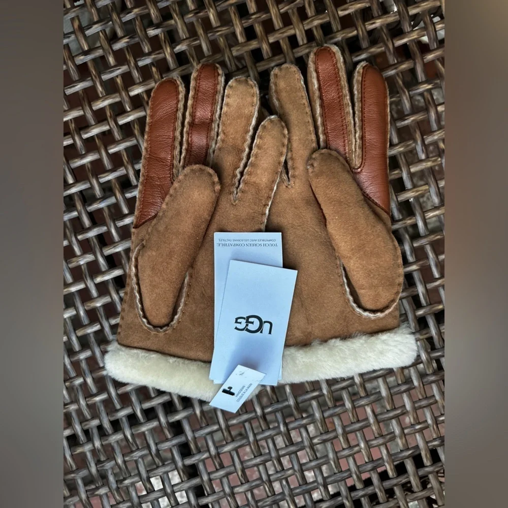 UGG Seamed Sheepskin Tech Gloves in Chestnut New with Tags!